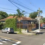 LOTE 003 - Direitos e ações de uma casa de alvenaria, com a área construída averbada de 173,79m² e do terreno com a área de 562,65m² na Rua Antero Corrêa de Barros, n° 136 em Santa Maria/RS, com as seguintes medidas e confrontações: a Oeste, mede 12,10m e faz frente à Rua Antero Corrêa de Barros; nos fundos, a Leste, mede 12,10m e confronta com uma sanga ali existente; e, ao Sul, mede 49,50m de extensão da frente ao fundo. Matriculado sob n° 55.267 do CRI de Santa Maria/RS.