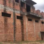 LOTE 001 - 50% (cinquenta por cento) do imóvel localizado na rua Clemenciano Barnasque nº 1101 em São Sepé/RS, sendo: Terreno com 418,88m² de esquina em declive localizado na junção das ruas Independência e Clemenciano Barnasque, possui uma construção inacabada e, conforme avaliação feita pelo perito: No subsolo, garagens, no primeiro pavimento sala comercial e no segundo pavimento apartamentos. A área construída total do prédio foi aferida in loco em torno de 942m². Matriculado sob n°81 do CRI de São Sepé/RS.