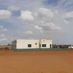 CENTRO DE RECEBIMENTO, SECAGEM E ARMAZENAGEM DE GRÃOS NO DISTRITO DE COIMBRA, COM CONSTRUÇÃO DE ALVENARIA DESTINADA PARA ESCRITÓRIO E ATENDIMENTO COM APROX. 150M². AO LADO, UM GALPÃO PARA RECEBIMENTO DE GRÃOS COM 4 MOEGAS, UM GALPÃO PARA ARMAZENAGEM E ONDE ESTÁ LOCALIZADA A CALDEIRA DO SECADOR, SEPARADOR E ESTOQUE DE INSUMOS, DUAS BALANÇAS RODOVIÁRIAS DE APROXIMADAMENTE 70M² CADA UMA, E UM SILO HORIZONTAL DE CONCRETO PARA ARMAZENAGEM DE GRÃOS, COM CAPACIDADE PARA 200MIL SACOS, DEMAIS EQUIPAMENTOS E BENFEITORIAS (BENFEITORIAS NÃO AVERBADAS NA MATRÍCULA).