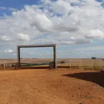 CENTRO DE RECEBIMENTO, SECAGEM E ARMAZENAGEM DE GRÃOS NO DISTRITO DE COIMBRA, COM CONSTRUÇÃO DE ALVENARIA DESTINADA PARA ESCRITÓRIO E ATENDIMENTO COM APROX. 150M². AO LADO, UM GALPÃO PARA RECEBIMENTO DE GRÃOS COM 4 MOEGAS, UM GALPÃO PARA ARMAZENAGEM E ONDE ESTÁ LOCALIZADA A CALDEIRA DO SECADOR, SEPARADOR E ESTOQUE DE INSUMOS, DUAS BALANÇAS RODOVIÁRIAS DE APROXIMADAMENTE 70M² CADA UMA, E UM SILO HORIZONTAL DE CONCRETO PARA ARMAZENAGEM DE GRÃOS, COM CAPACIDADE PARA 200MIL SACOS, DEMAIS EQUIPAMENTOS E BENFEITORIAS (BENFEITORIAS NÃO AVERBADAS NA MATRÍCULA).