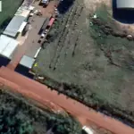 O LOTE N° 02, COM ÁREA DE 3.901,38M², SEM BENFEITORIAS, DE FORMA TRAPEZOIDAL, LOCALIZADO NA RUA PROTÁSIO LIMA, A QUAL ESTÁ ASFALTADA E DISTANTE 266,50M DA BIFURCAÇÃO DA AV. PRESIDENTE GETÚLIO VARGAS, NESTA CIDADE, NA QUADRA Nº 51, LADO ÍMPAR, COM AS SEGUINTES MEDIDAS E CONFRONTAÇÕES: AO NORTE, 32M COM LOTES Nº 09 E 10 DE NELSON CHASSAVOIMAISTER E OUTROS; LESTE, 138,50M COM O LOTE Nº 03; SUL, 29,50M COM O PROLONGAMENTO DA RUA ANTÔNIO SILVEIRA; E, AO OESTE, 126M COM O LOTE Nº 01. CONFORME AV-7/7.897, O IMÓVEL ESTÁ LOCALIZADO NA RUA PROTÁSIO LIMA DE MORAES, Nº 1529, LADO ÍMPAR, DISTANTE APROXIMADAMENTE 200,50M DA BIFURCAÇÃO COM A AV. PRESIDENTE GETÚLIO VARGAS, QUADRA OFICIAL 51, QUADRA ATUAL 15, SETOR 004, SENDO O QUARTEIRÃO FORMADO: AO NORTE, COM A AV. PRESIDENTE GETÚLIO VARGAS; AO SUL, COM A RUA PROTÁSIO LIMA DE MORAES E RUA MAJOR ANTÔNIO JOSÉ DA SILVEIRA; AO LESTE, COM A AV. RIO BRANCO, RUA ALBINO MEDEIROS DE FARIAS E RUA ANTÔNIO PEREIRA; E, AO OESTE, COM A BIFURCAÇÃO DA PROTÁSIO LIMA DE MORAES E AV. PRESIDENTE VARGAS. MATRICULADO SOB N° 7.897 DO CRI DE TUPANCIRETÃ/RS.