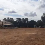 CENTRO DE RECEBIMENTO, SECAGEM E ARMAZENAGEM DE GRÃOS NO DISTRITO DE COIMBRA, COM CONSTRUÇÃO DE ALVENARIA DESTINADA PARA ESCRITÓRIO E ATENDIMENTO COM APROX. 150M². AO LADO, UM GALPÃO PARA RECEBIMENTO DE GRÃOS COM 4 MOEGAS, UM GALPÃO PARA ARMAZENAGEM E ONDE ESTÁ LOCALIZADA A CALDEIRA DO SECADOR, SEPARADOR E ESTOQUE DE INSUMOS, DUAS BALANÇAS RODOVIÁRIAS DE APROXIMADAMENTE 70M² CADA UMA, E UM SILO HORIZONTAL DE CONCRETO PARA ARMAZENAGEM DE GRÃOS, COM CAPACIDADE PARA 200MIL SACOS, DEMAIS EQUIPAMENTOS E BENFEITORIAS (BENFEITORIAS NÃO AVERBADAS NA MATRÍCULA).