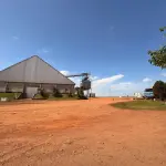 CENTRO DE RECEBIMENTO, SECAGEM E ARMAZENAGEM DE GRÃOS NO DISTRITO DE COIMBRA, COM CONSTRUÇÃO DE ALVENARIA DESTINADA PARA ESCRITÓRIO E ATENDIMENTO COM APROX. 150M². AO LADO, UM GALPÃO PARA RECEBIMENTO DE GRÃOS COM 4 MOEGAS, UM GALPÃO PARA ARMAZENAGEM E ONDE ESTÁ LOCALIZADA A CALDEIRA DO SECADOR, SEPARADOR E ESTOQUE DE INSUMOS, DUAS BALANÇAS RODOVIÁRIAS DE APROXIMADAMENTE 70M² CADA UMA, E UM SILO HORIZONTAL DE CONCRETO PARA ARMAZENAGEM DE GRÃOS, COM CAPACIDADE PARA 200MIL SACOS, DEMAIS EQUIPAMENTOS E BENFEITORIAS (BENFEITORIAS NÃO AVERBADAS NA MATRÍCULA).
