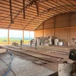 CENTRO DE RECEBIMENTO, SECAGEM E ARMAZENAGEM DE GRÃOS NO DISTRITO DE COIMBRA, COM CONSTRUÇÃO DE ALVENARIA DESTINADA PARA ESCRITÓRIO E ATENDIMENTO COM APROX. 150M². AO LADO, UM GALPÃO PARA RECEBIMENTO DE GRÃOS COM 4 MOEGAS, UM GALPÃO PARA ARMAZENAGEM E ONDE ESTÁ LOCALIZADA A CALDEIRA DO SECADOR, SEPARADOR E ESTOQUE DE INSUMOS, DUAS BALANÇAS RODOVIÁRIAS DE APROXIMADAMENTE 70M² CADA UMA, E UM SILO HORIZONTAL DE CONCRETO PARA ARMAZENAGEM DE GRÃOS, COM CAPACIDADE PARA 200MIL SACOS, DEMAIS EQUIPAMENTOS E BENFEITORIAS (BENFEITORIAS NÃO AVERBADAS NA MATRÍCULA).