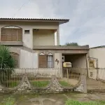 UMA CASA DE ALVENARIA COM A ÁREA DE 200,71M² LOCALIZADA NA RUA BOLÍVIA, Nº 34, BAIRRO VERA CRUZ NA CIDADE DE ALEGRETE/RS COMPOSTA POR DOIS PAVIMENTOS, INDIVIDUALIZADA DA SEGUINTE MANEIRA: NO PAVIMENTO TÉRREO, UM ABRIGO, UM LIVING, UM WC, UMA COZINHA, UMA ÁREA DE SERVIÇO, DOIS DORMITÓRIOS, UMA CIRCULAÇÃO E UMA ESCADA; NO PAVIMENTO SUPERIOR: DOIS DORMITÓRIOS, SACADA, DOIS WC.’S, UMA SALA TV, UMA CIRCULAÇÃO E UMA ROUPARIA; NOS FUNDOS DO TERRENO, CONTÉM UM DEPÓSITO; E, O RESPECTIVO TERRENO MEDINDO 300M², SENDO 10 METROS DE FRENTE, POR 30 METROS DE FRENTE A FUNDOS. MATRICULADO SOB N°2.532 DO CRI DE ALEGRETE/RS.