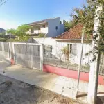 TERRENO, CONSTITUÍDO DE PARTE DOS LOTES N°45 E 46 DA VILA SCHIRMER EM SANTA MARIA/RS, ENCRAVADO, COM AS SEGUINTES MEDIDAS E CONFRONTAÇÕES: 25M PELO LADO LESTE, ONDE ENTESTA COM O PROPRIETÁRIO; 18M80 PELO LADO NORTE, ONDE ENTESTA COM PROPRIEDADE DE ARTUR LENHART; 33M PELO LADO OESTE, ONDE ENTESTA COM PROPRIEDADE DE QUEM DE DIREITO; DESSE PONTO, EM ÂNGULO RETO, SENTIDO OESTE-LESTE, NA EXTENSÃO DE 11M ENTESTA AO SUL, COM EMILIANO MILA; DESSE PONTO, EM ÂNGULO RETO SENTIDO SUL-NORTE, NA EXTENSÃO DE 5M ENTESTA AO LESTE, COM PAULO RONALDO DA COSTA; DESSE PONTO, EM ÂNGULO RETO, SENTIDO OESTE-LESTE, NA EXTENSÃO DE 10M, ATÉ ATINGIR O ALINHAMENTO LESTE, ENTESTA AO SUL, COM O MESMO PAULO RONALDO DA COSTA, FECHANDO O PERÍMETRO. MATRICULADO SOB N° 52.233 DO CRI DE SANTA MARIA/RS.