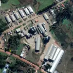 UM TERRENO URBANO, LOCALIZADO NA ÁREA URBANA DO MUNICÍPIO DE TUPANCIRETÃ, COM ÁREA SUPERFICIAL DE 5.575,31M², LOCALIZADO NA RUA PROTÁSIO LIMA DE MORAES, COM A AV. PRESIDENTE GETÚLIO VARGAS, COM AS SEGUINTES MEDIDAS E CONFRONTAÇÕES: NA FRENTE, AO SUL, NO ALINHAMENTO DA RUA PROTAZIO LIMA DE MORAES, MEDE 35M; AO NORTE, NUMA DIVISA DA PROPRIEDADE DE GERALDO CHASSAVOIMAISTER E OUTROS, MEDE 72M; AO LESTE, NA DIVISA COM MESMA PROPRIEDADE, MEDE 110M; E, AO OESTE, NA DIVISA COM PROPRIEDADE DE GERALDO CHASSAVOIMAISTER E OUTROS, MEDE 114,50M. LOCALIZADO NA QUADRA Nº 51, QUE FICA ENTRE AS RUAS: AV. PRESIDENTE GETÚLIO VARGAS, PROLONGAMENTO DA RUA ANTÔNIO SILVEIRA, RUA ANTÔNIO PEREIRA E RUA PROTÁZIO LIMA DE MORAES. MATRICULADO SOB N° 11.569 DO CRI DE TUPANCIRETÃ/RS.