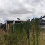 O LOTE N° 02, COM ÁREA DE 3.901,38M², SEM BENFEITORIAS, DE FORMA TRAPEZOIDAL, LOCALIZADO NA RUA PROTÁSIO LIMA, A QUAL ESTÁ ASFALTADA E DISTANTE 266,50M DA BIFURCAÇÃO DA AV. PRESIDENTE GETÚLIO VARGAS, NESTA CIDADE, NA QUADRA Nº 51, LADO ÍMPAR, COM AS SEGUINTES MEDIDAS E CONFRONTAÇÕES: AO NORTE, 32M COM LOTES Nº 09 E 10 DE NELSON CHASSAVOIMAISTER E OUTROS; LESTE, 138,50M COM O LOTE Nº 03; SUL, 29,50M COM O PROLONGAMENTO DA RUA ANTÔNIO SILVEIRA; E, AO OESTE, 126M COM O LOTE Nº 01. CONFORME AV-7/7.897, O IMÓVEL ESTÁ LOCALIZADO NA RUA PROTÁSIO LIMA DE MORAES, Nº 1529, LADO ÍMPAR, DISTANTE APROXIMADAMENTE 200,50M DA BIFURCAÇÃO COM A AV. PRESIDENTE GETÚLIO VARGAS, QUADRA OFICIAL 51, QUADRA ATUAL 15, SETOR 004, SENDO O QUARTEIRÃO FORMADO: AO NORTE, COM A AV. PRESIDENTE GETÚLIO VARGAS; AO SUL, COM A RUA PROTÁSIO LIMA DE MORAES E RUA MAJOR ANTÔNIO JOSÉ DA SILVEIRA; AO LESTE, COM A AV. RIO BRANCO, RUA ALBINO MEDEIROS DE FARIAS E RUA ANTÔNIO PEREIRA; E, AO OESTE, COM A BIFURCAÇÃO DA PROTÁSIO LIMA DE MORAES E AV. PRESIDENTE VARGAS. MATRICULADO SOB N° 7.897 DO CRI DE TUPANCIRETÃ/RS.
