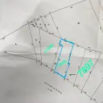 LOTE N°16, COM ÁREA DE 5.129,75M², DE FORMA IRREGULAR, LOCALIZADO NA RUA PROTÁSIO LIMA, A QUAL ESTÁ ASFALTADA E DISTANTE 200,50M DA BIFURCAÇÃO DA AV. PRESIDENTE GETÚLIO VARGAS, NA CIDADE DE TUPANCIRETÃ, NA QUADRA 51, LADO ÍMPAR, COM AS SEGUINTES MEDIDAS E CONFRONTAÇÕES: AO NORTE, 59M, SENDO 18M COM O LOTE Nº 11, 41M COM O LOTE Nº 12; A LESTE, 117M COM O LOTE Nº 17; AO SUL, 38M COM O PROLONGAMENTO DA RUA ANTÔNIO SILVEIRA; E, AO OESTE, 120M, SENDO 91M COM O LOTE N E 29M COM O LOTE 15. MATRICULADO SOB N°7.946 DO CRI DE TUPANCIRETÃ/RS.