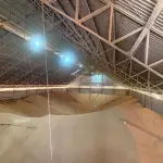 CENTRO DE RECEBIMENTO, SECAGEM E ARMAZENAGEM DE GRÃOS NO DISTRITO DE COIMBRA, COM CONSTRUÇÃO DE ALVENARIA DESTINADA PARA ESCRITÓRIO E ATENDIMENTO COM APROX. 150M². AO LADO, UM GALPÃO PARA RECEBIMENTO DE GRÃOS COM 4 MOEGAS, UM GALPÃO PARA ARMAZENAGEM E ONDE ESTÁ LOCALIZADA A CALDEIRA DO SECADOR, SEPARADOR E ESTOQUE DE INSUMOS, DUAS BALANÇAS RODOVIÁRIAS DE APROXIMADAMENTE 70M² CADA UMA, E UM SILO HORIZONTAL DE CONCRETO PARA ARMAZENAGEM DE GRÃOS, COM CAPACIDADE PARA 200MIL SACOS, DEMAIS EQUIPAMENTOS E BENFEITORIAS (BENFEITORIAS NÃO AVERBADAS NA MATRÍCULA).
