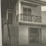 TERRENO, CONSTITUÍDO DE PARTE DOS LOTES N°45 E 46 DA VILA SCHIRMER EM SANTA MARIA/RS, ENCRAVADO, COM AS SEGUINTES MEDIDAS E CONFRONTAÇÕES: 25M PELO LADO LESTE, ONDE ENTESTA COM O PROPRIETÁRIO; 18M80 PELO LADO NORTE, ONDE ENTESTA COM PROPRIEDADE DE ARTUR LENHART; 33M PELO LADO OESTE, ONDE ENTESTA COM PROPRIEDADE DE QUEM DE DIREITO; DESSE PONTO, EM ÂNGULO RETO, SENTIDO OESTE-LESTE, NA EXTENSÃO DE 11M ENTESTA AO SUL, COM EMILIANO MILA; DESSE PONTO, EM ÂNGULO RETO SENTIDO SUL-NORTE, NA EXTENSÃO DE 5M ENTESTA AO LESTE, COM PAULO RONALDO DA COSTA; DESSE PONTO, EM ÂNGULO RETO, SENTIDO OESTE-LESTE, NA EXTENSÃO DE 10M, ATÉ ATINGIR O ALINHAMENTO LESTE, ENTESTA AO SUL, COM O MESMO PAULO RONALDO DA COSTA, FECHANDO O PERÍMETRO. MATRICULADO SOB N° 52.233 DO CRI DE SANTA MARIA/RS.