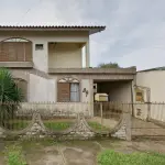 UMA CASA DE ALVENARIA COM A ÁREA DE 200,71M² LOCALIZADA NA RUA BOLÍVIA, Nº 34, BAIRRO VERA CRUZ NA CIDADE DE ALEGRETE/RS COMPOSTA POR DOIS PAVIMENTOS, INDIVIDUALIZADA DA SEGUINTE MANEIRA: NO PAVIMENTO TÉRREO, UM ABRIGO, UM LIVING, UM WC, UMA COZINHA, UMA ÁREA DE SERVIÇO, DOIS DORMITÓRIOS, UMA CIRCULAÇÃO E UMA ESCADA; NO PAVIMENTO SUPERIOR: DOIS DORMITÓRIOS, SACADA, DOIS WC.’S, UMA SALA TV, UMA CIRCULAÇÃO E UMA ROUPARIA; NOS FUNDOS DO TERRENO, CONTÉM UM DEPÓSITO; E, O RESPECTIVO TERRENO MEDINDO 300M², SENDO 10 METROS DE FRENTE, POR 30 METROS DE FRENTE A FUNDOS. MATRICULADO SOB N°2.532 DO CRI DE ALEGRETE/RS.