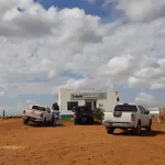 CENTRO DE RECEBIMENTO, SECAGEM E ARMAZENAGEM DE GRÃOS NO DISTRITO DE COIMBRA, COM CONSTRUÇÃO DE ALVENARIA DESTINADA PARA ESCRITÓRIO E ATENDIMENTO COM APROX. 150M². AO LADO, UM GALPÃO PARA RECEBIMENTO DE GRÃOS COM 4 MOEGAS, UM GALPÃO PARA ARMAZENAGEM E ONDE ESTÁ LOCALIZADA A CALDEIRA DO SECADOR, SEPARADOR E ESTOQUE DE INSUMOS, DUAS BALANÇAS RODOVIÁRIAS DE APROXIMADAMENTE 70M² CADA UMA, E UM SILO HORIZONTAL DE CONCRETO PARA ARMAZENAGEM DE GRÃOS, COM CAPACIDADE PARA 200MIL SACOS, DEMAIS EQUIPAMENTOS E BENFEITORIAS (BENFEITORIAS NÃO AVERBADAS NA MATRÍCULA).