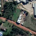 LOTE N°16, COM ÁREA DE 5.129,75M², DE FORMA IRREGULAR, LOCALIZADO NA RUA PROTÁSIO LIMA, A QUAL ESTÁ ASFALTADA E DISTANTE 200,50M DA BIFURCAÇÃO DA AV. PRESIDENTE GETÚLIO VARGAS, NA CIDADE DE TUPANCIRETÃ, NA QUADRA 51, LADO ÍMPAR, COM AS SEGUINTES MEDIDAS E CONFRONTAÇÕES: AO NORTE, 59M, SENDO 18M COM O LOTE Nº 11, 41M COM O LOTE Nº 12; A LESTE, 117M COM O LOTE Nº 17; AO SUL, 38M COM O PROLONGAMENTO DA RUA ANTÔNIO SILVEIRA; E, AO OESTE, 120M, SENDO 91M COM O LOTE N E 29M COM O LOTE 15. MATRICULADO SOB N°7.946 DO CRI DE TUPANCIRETÃ/RS.