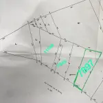 O LOTE N° 02, COM ÁREA DE 3.901,38M², SEM BENFEITORIAS, DE FORMA TRAPEZOIDAL, LOCALIZADO NA RUA PROTÁSIO LIMA, A QUAL ESTÁ ASFALTADA E DISTANTE 266,50M DA BIFURCAÇÃO DA AV. PRESIDENTE GETÚLIO VARGAS, NESTA CIDADE, NA QUADRA Nº 51, LADO ÍMPAR, COM AS SEGUINTES MEDIDAS E CONFRONTAÇÕES: AO NORTE, 32M COM LOTES Nº 09 E 10 DE NELSON CHASSAVOIMAISTER E OUTROS; LESTE, 138,50M COM O LOTE Nº 03; SUL, 29,50M COM O PROLONGAMENTO DA RUA ANTÔNIO SILVEIRA; E, AO OESTE, 126M COM O LOTE Nº 01. CONFORME AV-7/7.897, O IMÓVEL ESTÁ LOCALIZADO NA RUA PROTÁSIO LIMA DE MORAES, Nº 1529, LADO ÍMPAR, DISTANTE APROXIMADAMENTE 200,50M DA BIFURCAÇÃO COM A AV. PRESIDENTE GETÚLIO VARGAS, QUADRA OFICIAL 51, QUADRA ATUAL 15, SETOR 004, SENDO O QUARTEIRÃO FORMADO: AO NORTE, COM A AV. PRESIDENTE GETÚLIO VARGAS; AO SUL, COM A RUA PROTÁSIO LIMA DE MORAES E RUA MAJOR ANTÔNIO JOSÉ DA SILVEIRA; AO LESTE, COM A AV. RIO BRANCO, RUA ALBINO MEDEIROS DE FARIAS E RUA ANTÔNIO PEREIRA; E, AO OESTE, COM A BIFURCAÇÃO DA PROTÁSIO LIMA DE MORAES E AV. PRESIDENTE VARGAS. MATRICULADO SOB N° 7.897 DO CRI DE TUPANCIRETÃ/RS.