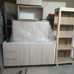 MÓVEIS PLANEJADOS DE COZINHA NOVOS, AOS QUAIS ENCONTRAM-SE DESMONTADOS, 100% (CEM POR CENTO) MDF 18MM, CORPO EM MDF BRANCO E EXTERNO EM AMADEIRADO, MEDIDAS CONFORME PROJETO EM ANEXO E NA FOTO.