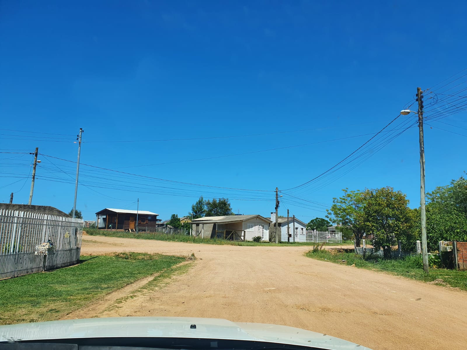 Um terreno com 569,83 m² na cidade de Bagé/RS, localizado na Rua Domingos Mattos, n° 536 no Loteamento Pedra Branca, segunda etapa, com uma casa de alvenaria (2 salas, cozinha, 2 quartos, banheiro, la, localizado em Bagé - RS