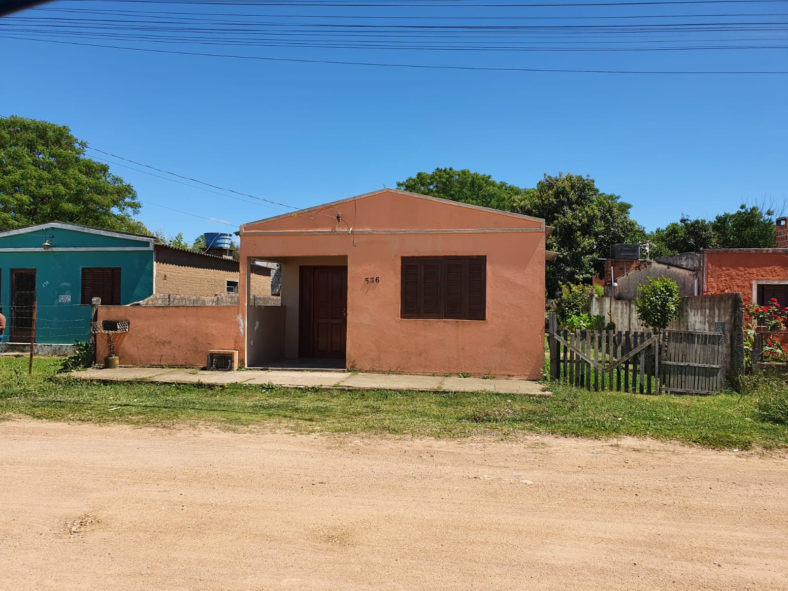 Um terreno com 569,83 m² na cidade de Bagé/RS, localizado na Rua Domingos Mattos, n° 536 no Loteamento Pedra Branca, segunda etapa, com uma casa de alvenaria (2 salas, cozinha, 2 quartos, banheiro, la, localizado em Bagé - RS