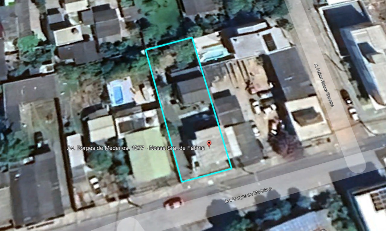 Imagem do imóvel Um terreno com a área de 500m², localizado na Av. Borges de Medeiros, nº 1077 em Santa Maria/RS, medindo 12m50 de frente, por 40m de extensão da frente ao fundo. Sobre o terreno, existem duas construç