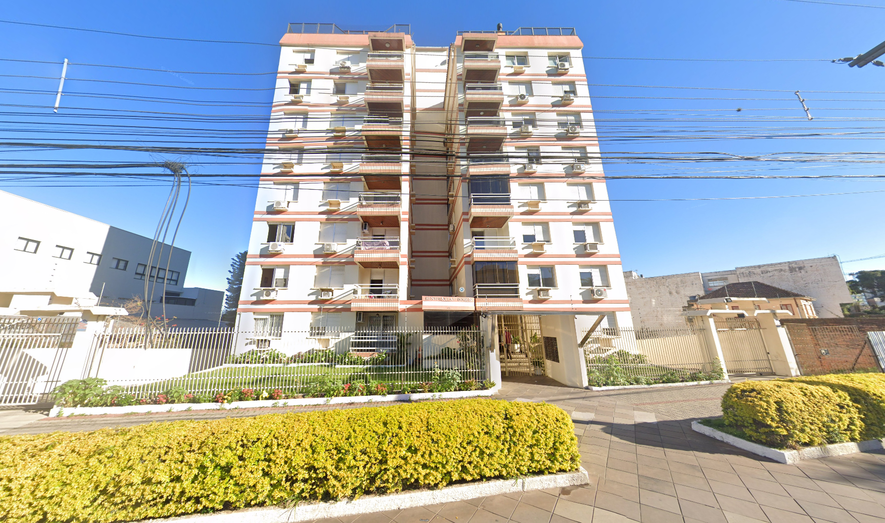 Apartamento 610 do Residencial Dores, especificado no Registro 2 da matricula n° 74.838, situado à Avenida Nossa Senhora das Dores, sob n°43 em Santa Maria/RS, com área privativa de 117,1200m², área t