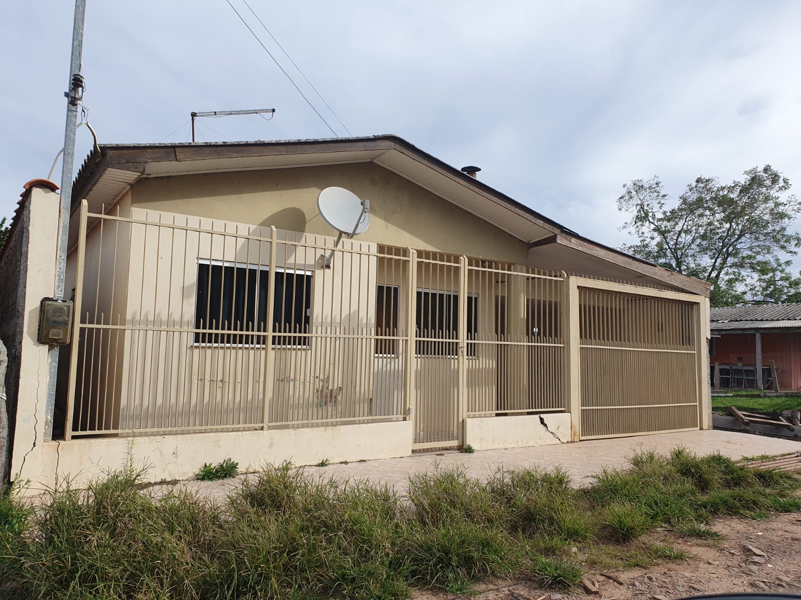 Um terreno com área superficial de 187,00m², possuindo uma casa de alvenaria com aproximadamente 130,00m² (não averbada), na Rua Adalberto Cony, nº 802 em São Vicente do Sul/RS, projetada distando 49m