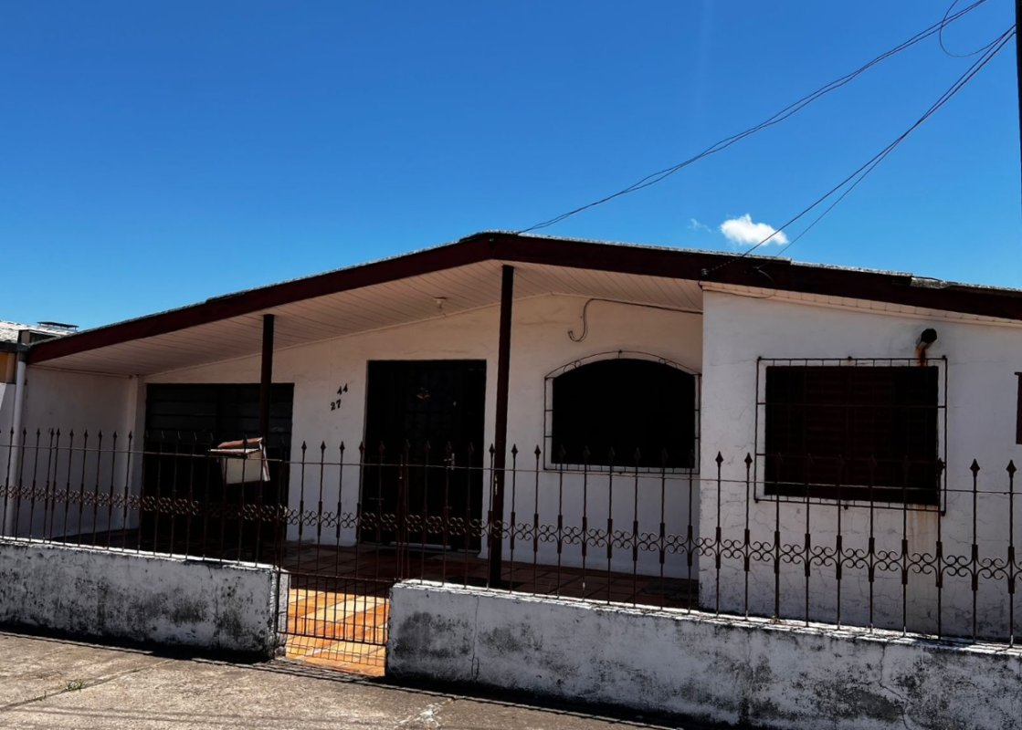 Fração Ideal De 10% (dez Por Cento), Pertencente A Claudio Luiz Saccol De Oliveira (r.10), Do Imóvel Localizado Na Rua Oswaldo Carvalho Do Nascimento, Nº 245 Em Santa Maria/rs, Denominado Lote 27 Da Q, localizado em Santa Maria - RS