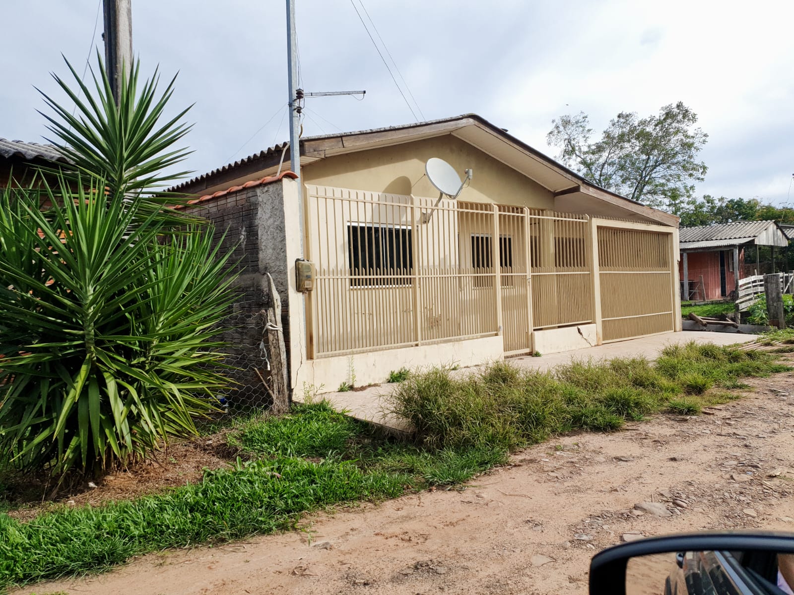Um terreno com área superficial de 187,00m², possuindo uma casa de alvenaria com aproximadamente 130,00m² (não averbada), na Rua Adalberto Cony, nº 802 em São Vicente do Sul/RS, projetada distando 49m, localizado em São Vicente Do Sul - RS