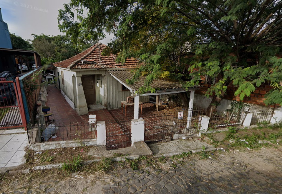 Um terreno com a área de 329,00m² localizado na Travessa Moreira, n°308 na cidade de Santa Maria/RS e a respectiva casa de madeira com 65m², em regular estado de conservação. Terreno este com as segui