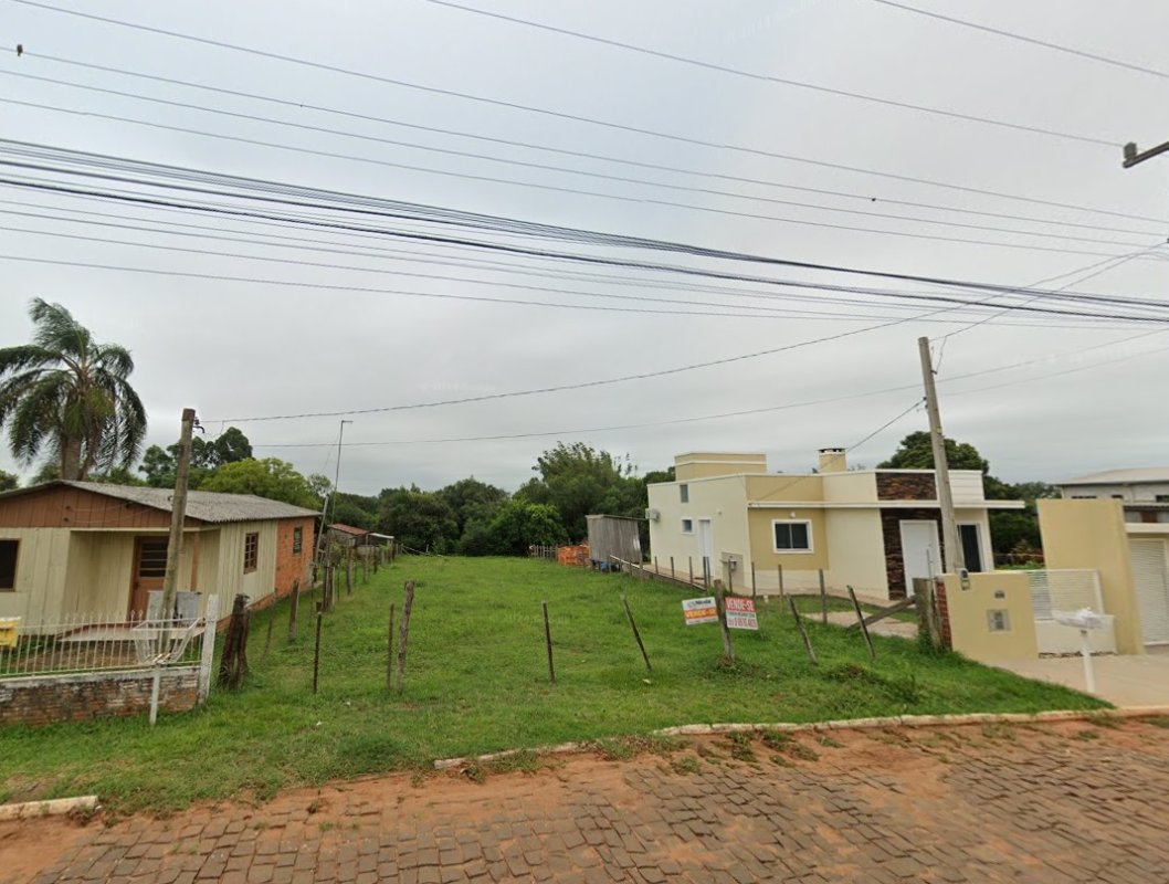 Um terreno com 480m², localizado na rua José Chequim entre as casas número 1095 e 1115 na cidade de Santiago/RS, medindo 12m de frente por 40m de frente a fundos. No quarteirão formado pelas ruas José