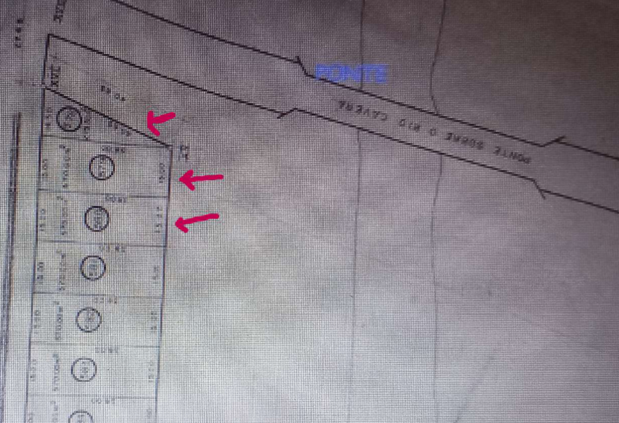 Terreno em Alegrete/RS com a área de 570m², designado pelo número quinhentos e setenta e nove 579, da quadra número 42, da Avenida ‘’D’’, da área ‘’S1’’, do Loteamento denominado ‘’Novo Balneário Caverá’’, no quarteirão formado pelas ruas ‘’E1’’, Avenida ‘’D’’ e terras de Reci Paim Franco Antunes, com as seguintes medidas e confrontações: 15m de frente à Oeste, com a Avenida ‘’D’’; 15m de fundos à Leste, com terras de Reci Paim Franco Antunes; 38m no lado direito ao Norte, com o lote número 578